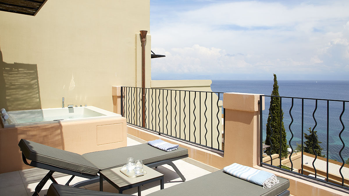 Deluxe Suite with Whirlpool